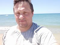 une photo de moi devant la mer